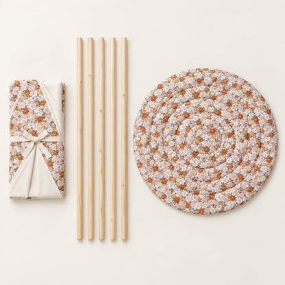 What comes in the box: folded canvas, five pine poles and the round padded mat