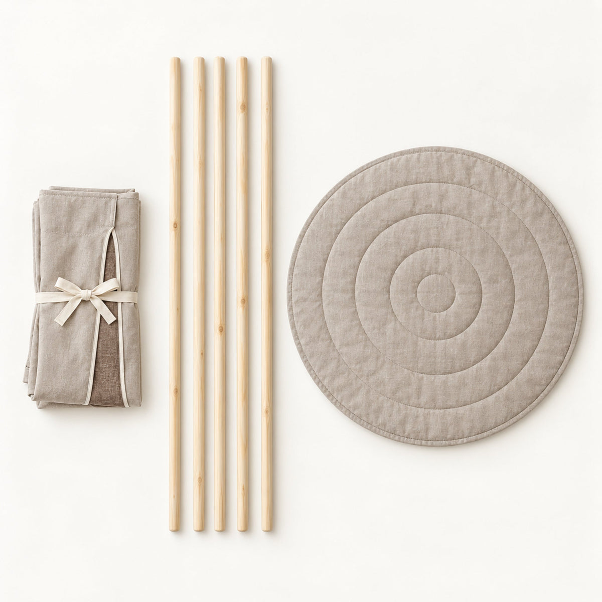 What comes in the box: folded linen, five pine poles and the round padded mat